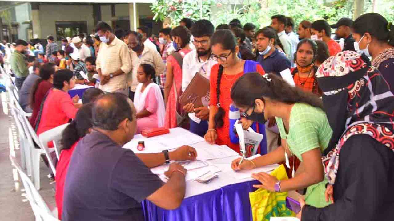 రేపు కరీంనగర్‌లో మెగా ఉద్యోగ మేళా