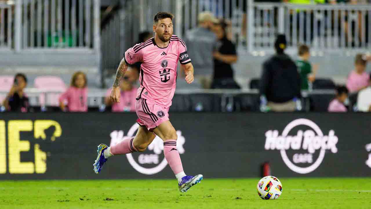 Lionel Messi | మెస్సీ ఫ్రీ-కిక్ త‌గిలి గుక్కపెట్టి ఏడ్చిన‌ చిన్నారి.. వీడియో