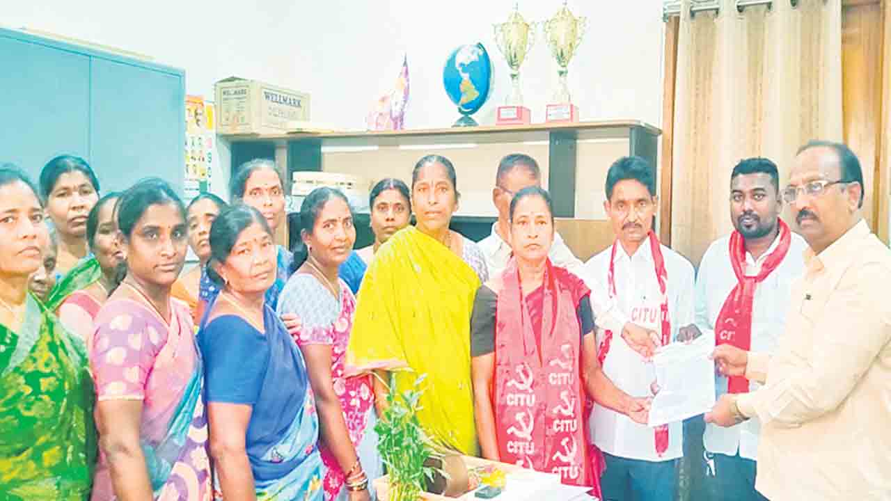 పెండింగ్‌ వేతనాలు విడుదల చేయాలి