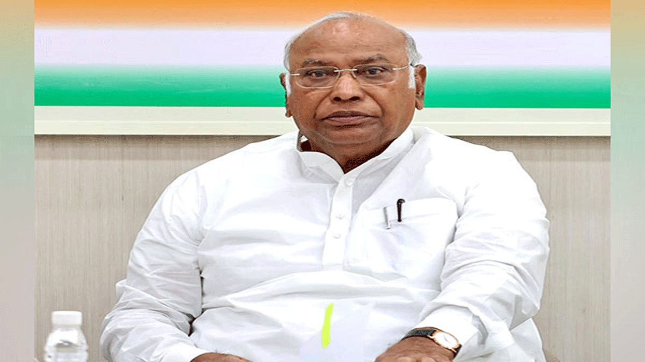 Mallikarjun Kharge | మోదీ స‌ర్కార్ నిర్వాకంతో రెండున్న‌ర కోట్ల చిన్న ప‌రిశ్ర‌మల మూసివేత‌ : ఖ‌ర్గే
