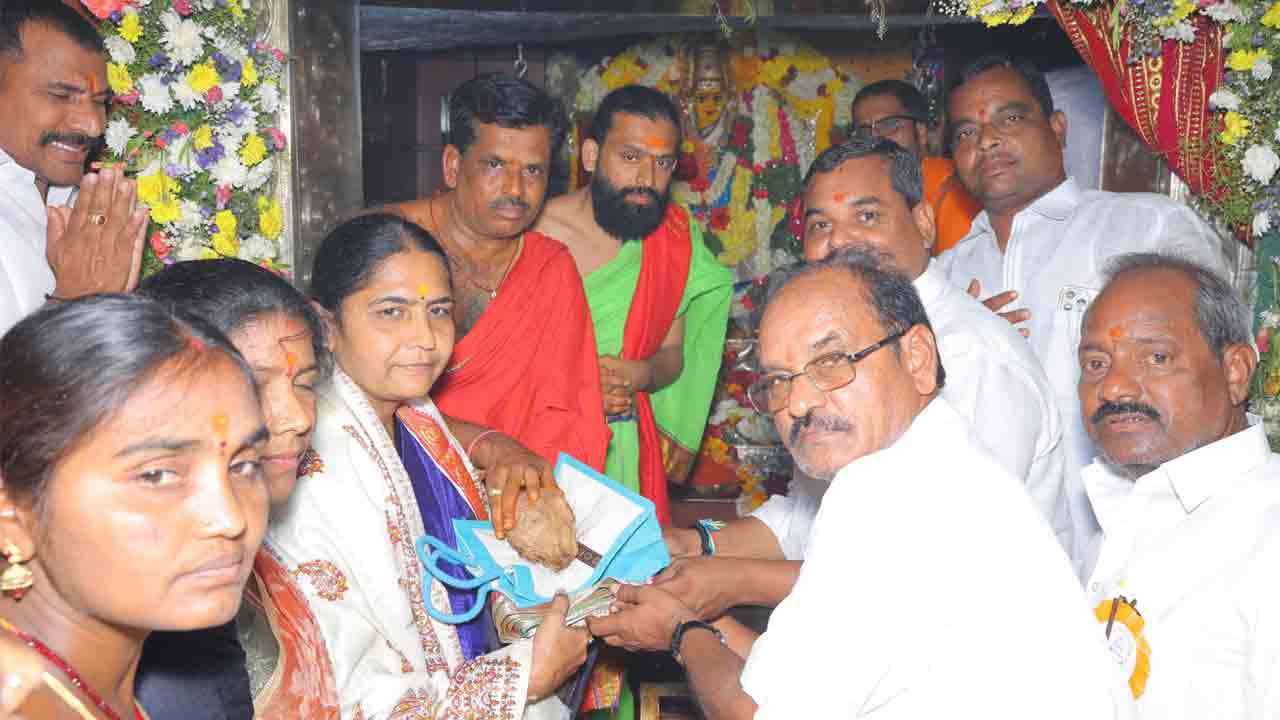 Edupayala Jathara | వ‌న‌దుర్గ భవాని అమ్మ‌వారిని ద‌ర్శించుకున్న న‌ర్సాపూర్ ఎమ్మెల్యే