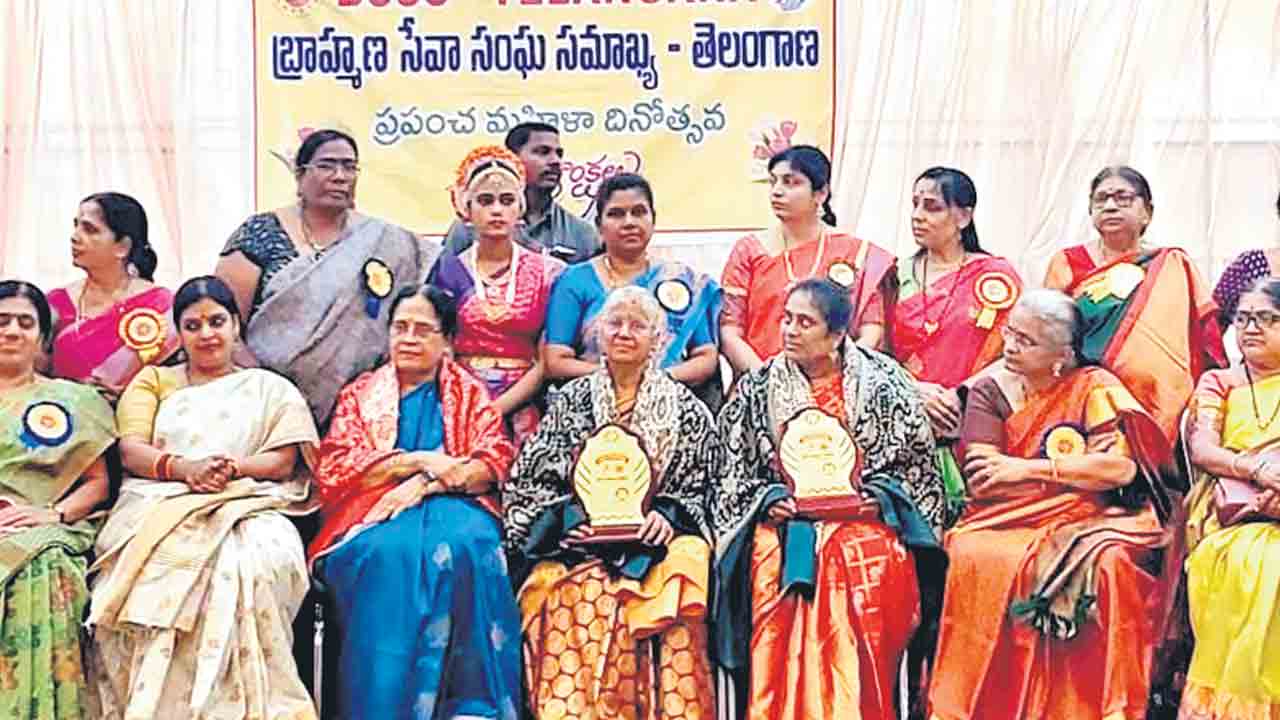 మహిళలు అన్ని రంగాల్లో రాణించాలి