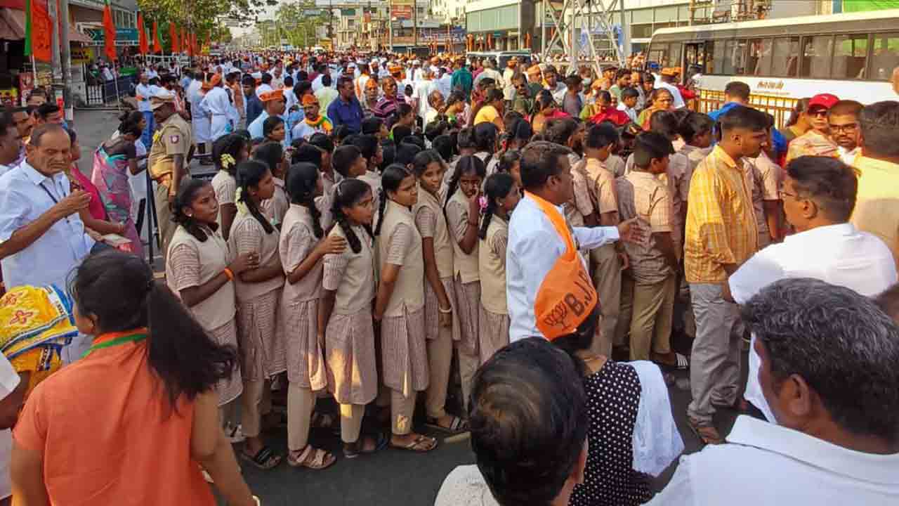 మోదీ రోడ్‌షోకి స్కూల్‌ పిల్లలు