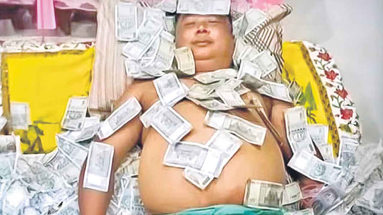 Benjamin Basumatary | నోట్ల కట్టలపై పడుకున్న అసోం నేత బెంజమిన్‌ బాసుమతరీ.. ఫొటో వైరల్‌