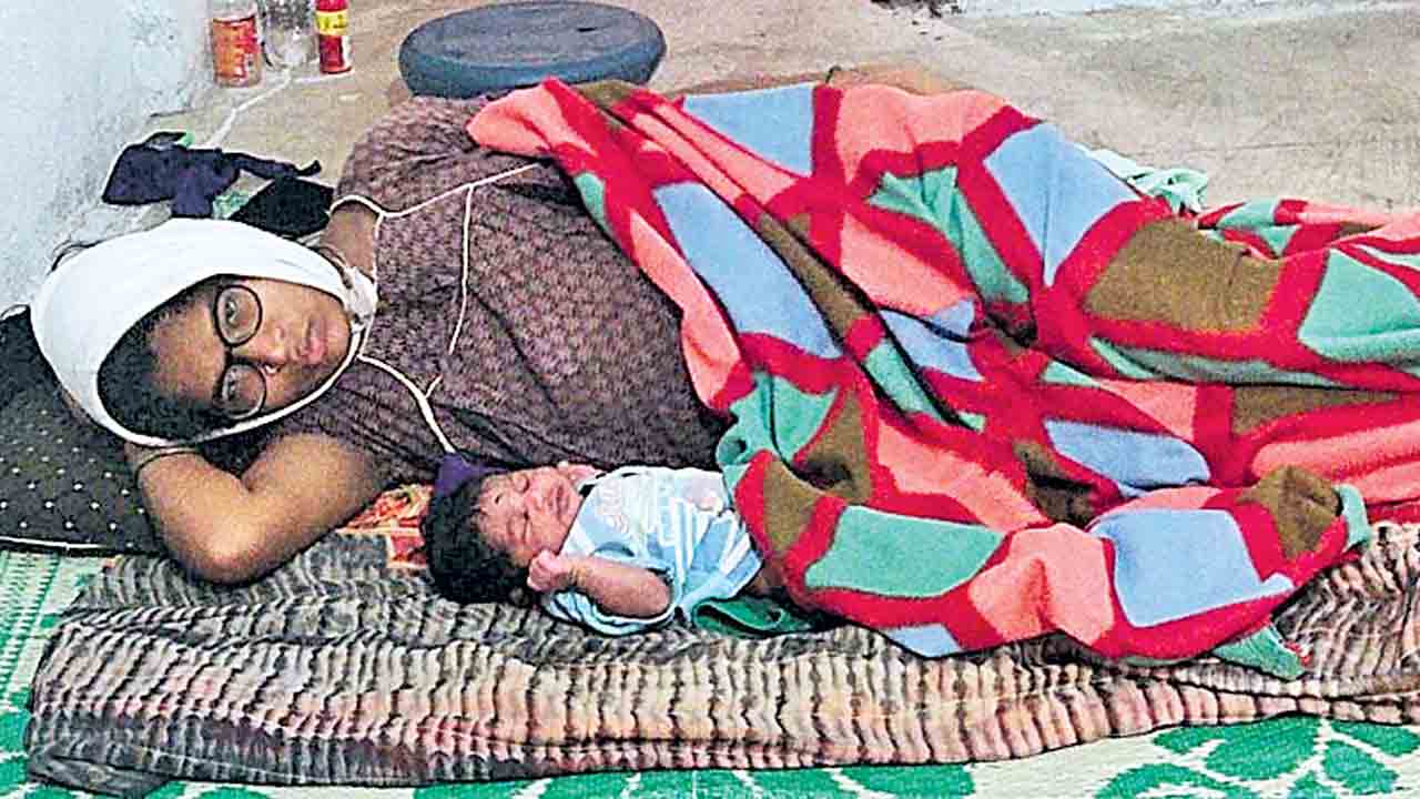 Medak | సర్కారు దవాఖానకు తాళం.. వరండాలో గర్భిణి ప్రసవం