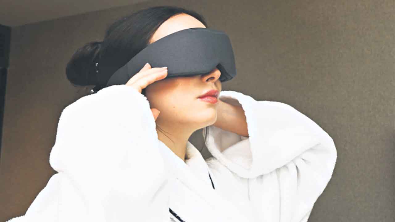 మాస్క్‌తో మస్త్‌ నిద్ర!