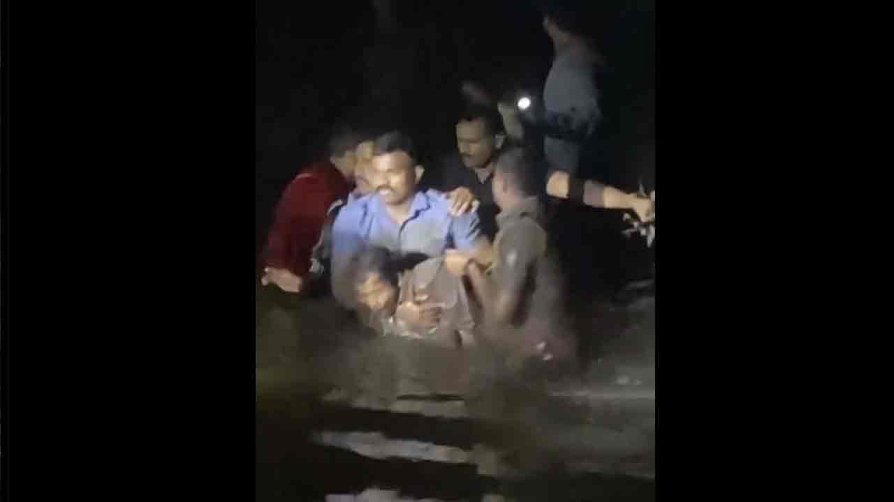 Murder Accused: బుర‌ద కుంట‌లో దాక్కున్న మ‌ర్డ‌ర్ నిందితుడు.. తెగించి ప‌ట్టుకున్న పోలీసులు.. వీడియో