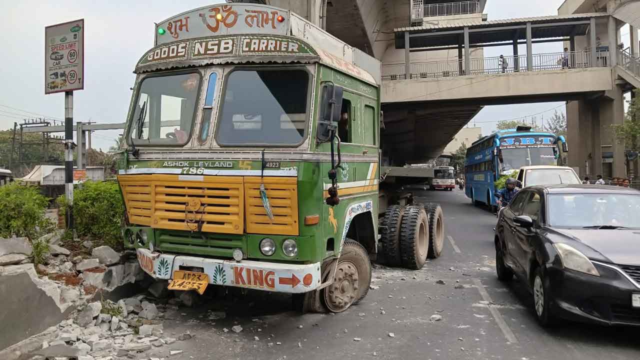 Container | ముసాపేట్లో కంటైనర్ బీభత్సం