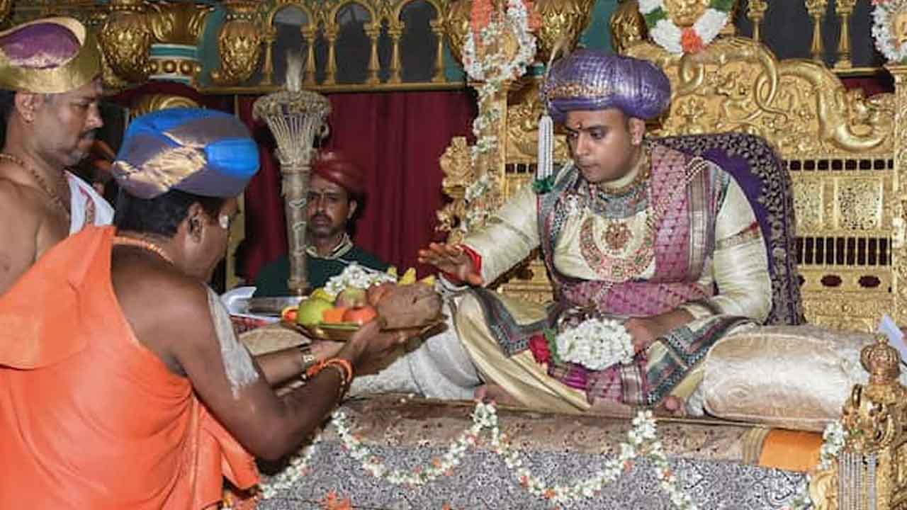 Karnataka | మైసూరు రాజ వంశీకునికి బీజేపీ టికెట్‌?
