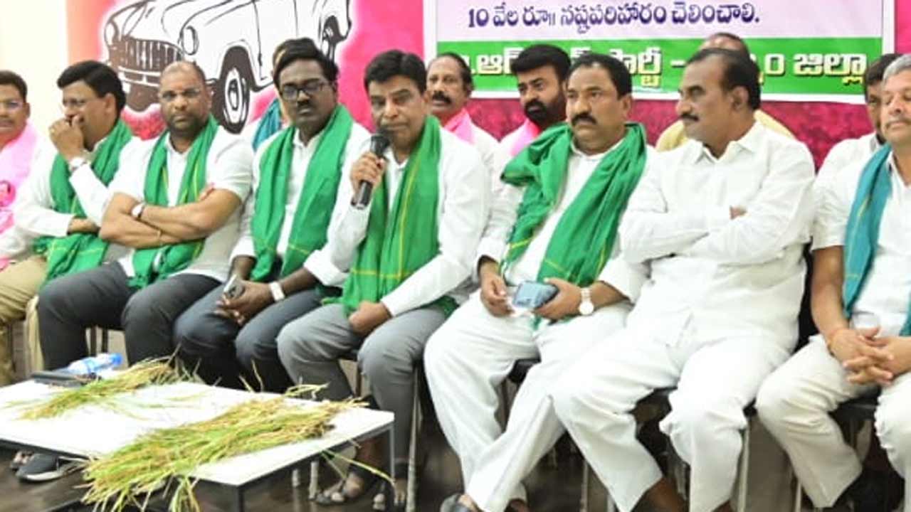 పంటలు ఎండిపోతున్నా.. కాంగ్రెస్‌ ప్రభుత్వం చోద్యం చూస్తోంది : బీఆర్‌ఎస్‌ నాయకులు