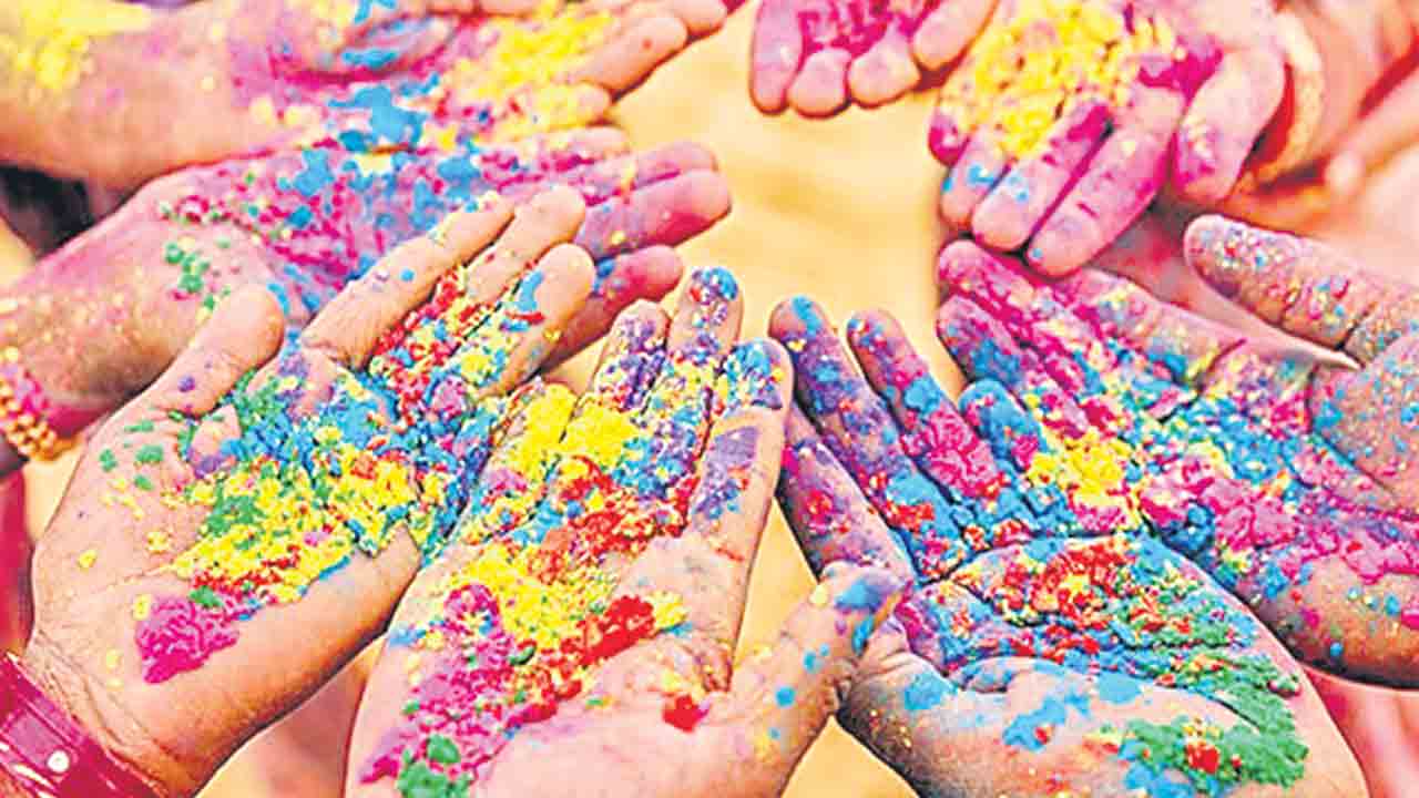 హోలీ..ఆనంద కేళీ..