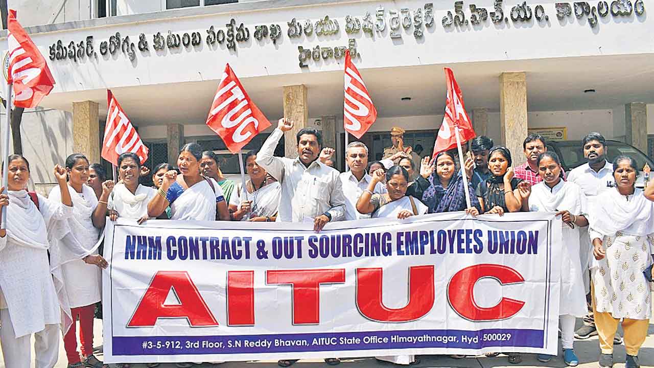 వేతన బకాయిలు చెల్లించాలి