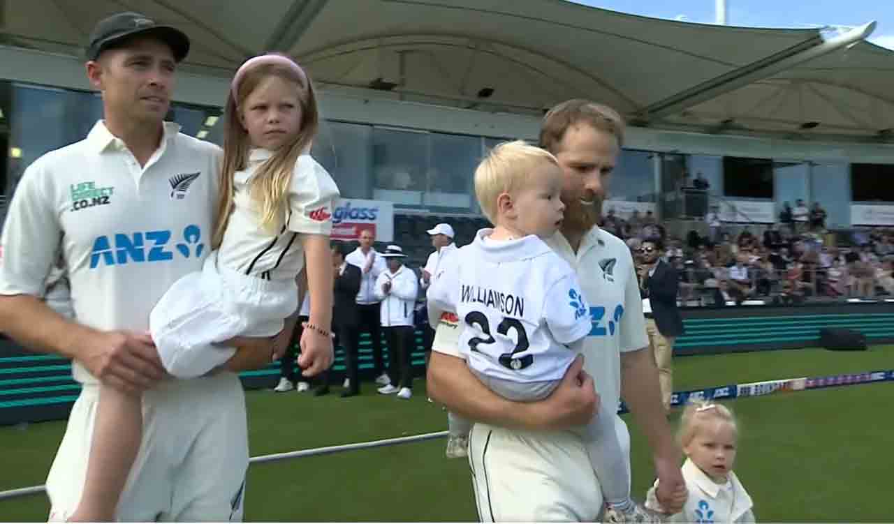 Newzealand | క‌న్న‌బిడ్డ‌ల‌తో మైదానంలోకి.. వందో టెస్టులో అపూర్వ దృశ్యం.. వీడియో