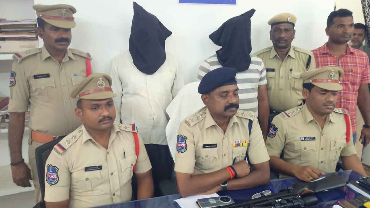 Peacock | జాతీయ పక్షిని తుపాకీతో కాల్చిన దుండగులు.. ఇద్దరి అరెస్ట్‌