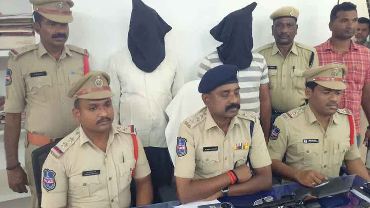 నెమలిని కాల్చి చంపిన దుండగులు