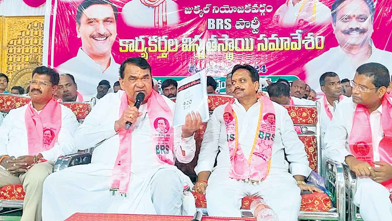 కాంగ్రెస్‌ రాగానే రాష్ట్రంలో దుర్భిక్షం.. పంటలు ఎండుతున్నా పట్టించుకునే వారే లేరు