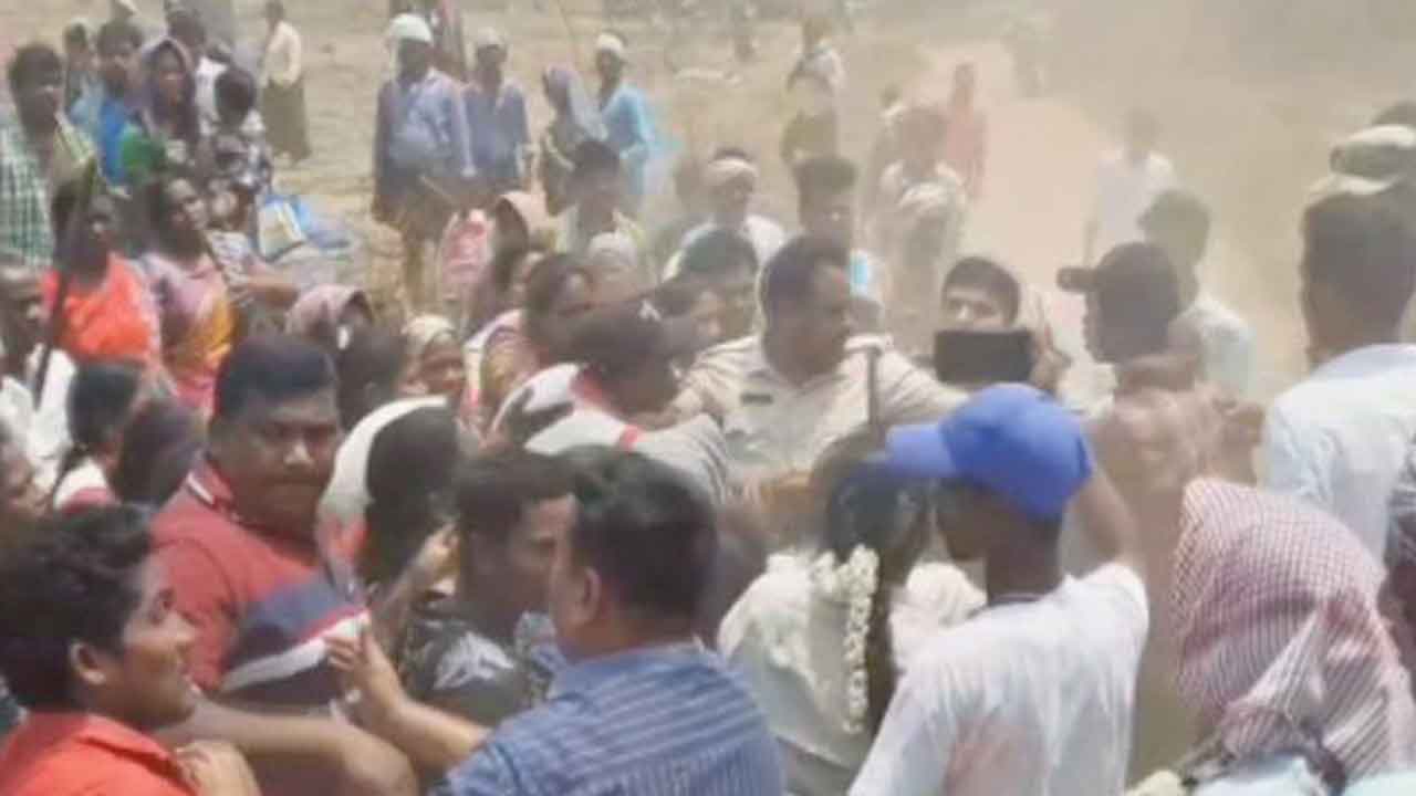 Khammam | పోలీసులపై గిరిజనుల దాడి.. పలువురికి గాయాలు