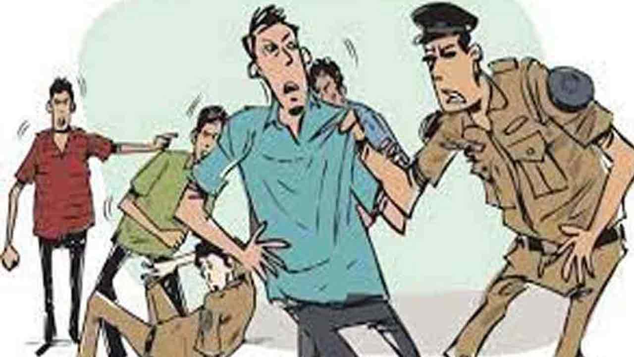 Medak | బూర్గులపల్లిలో ఇరు వర్గాల మధ్య వివాదం.. సీఐపై రాళ్లు, కట్టెలతో దాడి