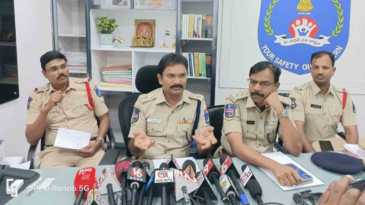 Contributors | కలానికి విలేకరుల కళంకం.. బెదిరింపులు, ఆర్థిక వేధింపులతో నలుగురు బలి