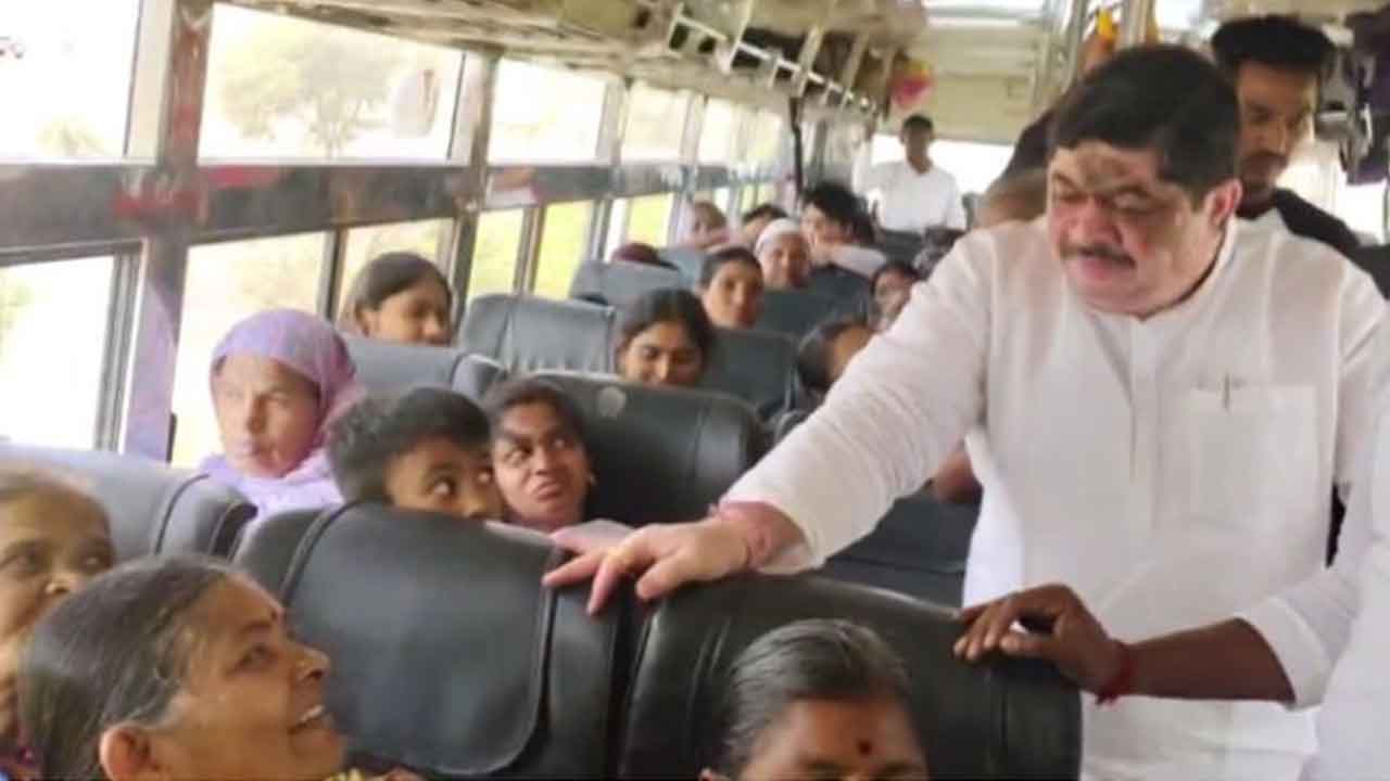Ponnam Prabhakar | ఆర్టీసీ బస్సులో ప్రయాణించిన రవాణా శాఖ మంత్రి