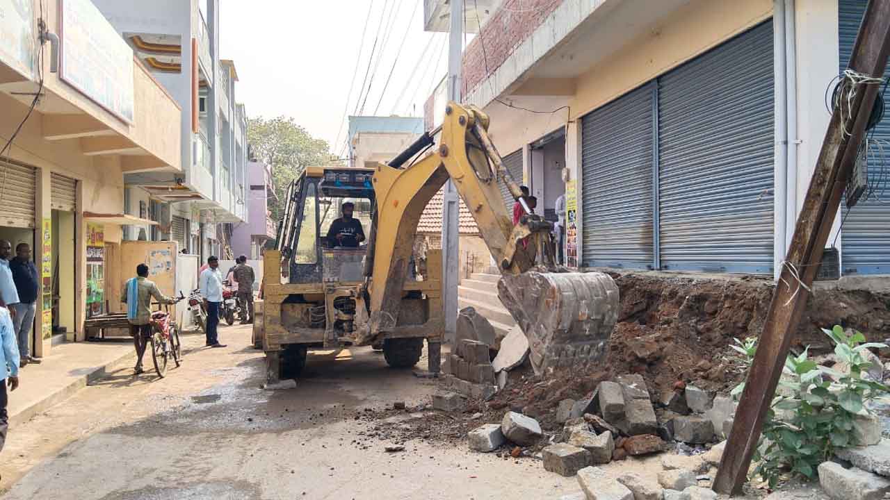 Demolition | మంథని పట్టణంలో పలు అక్రమ నిర్మాణాల కూల్చివేత