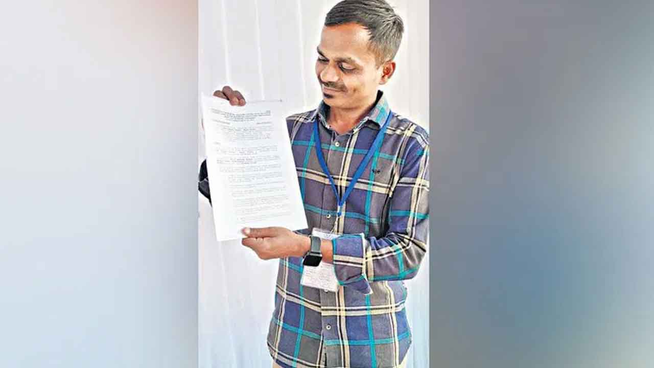 Praveen | వాచమన్‌గా చేస్తూ మూడు ప్రభుత్వ ఉద్యోగాలు సాధించిన మంచిర్యాల యువకుడు