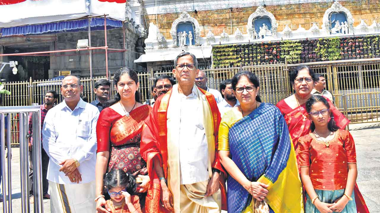 శ్రీవారిని దర్శించుకున్న మాజీ సీజేఐ జస్టిస్‌ ఎన్వీ రమణ