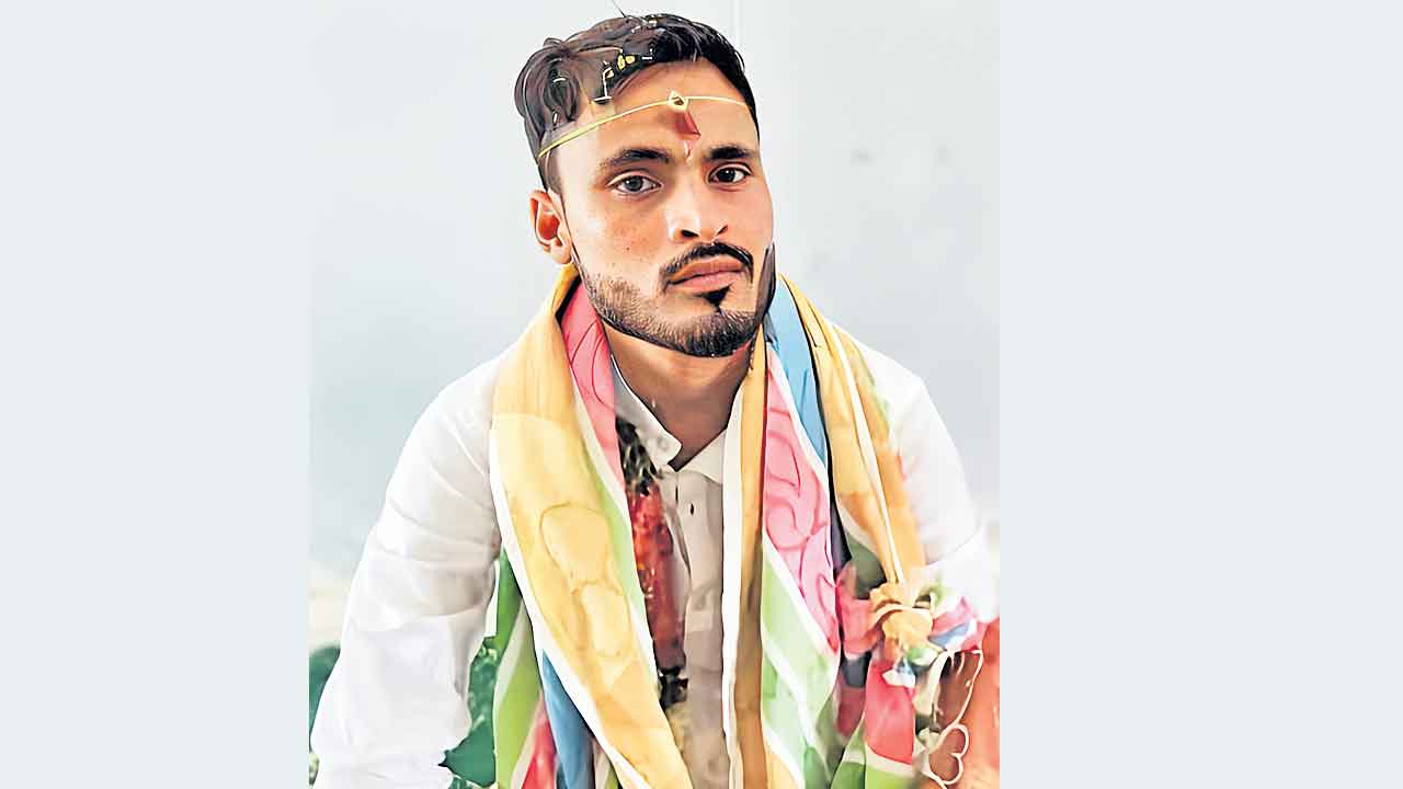 ఆటో డ్రైవర్‌ రమేశ్‌ కుటుంబాన్ని ఆదుకోవాలి