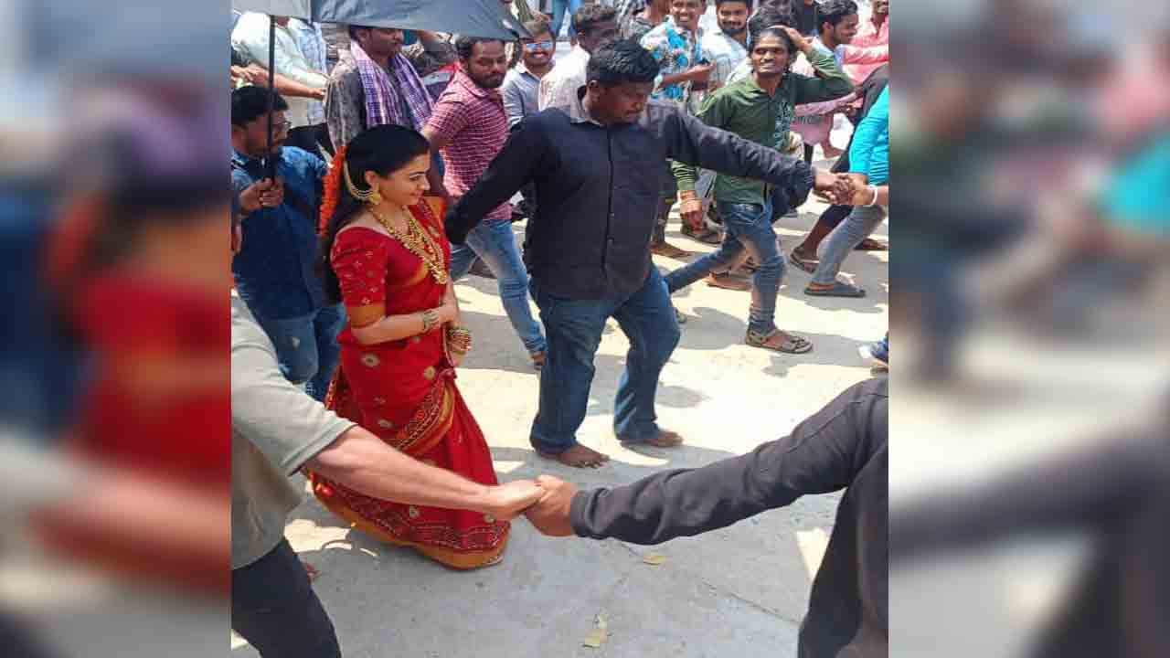 Rashmika Mandanna | ఎర్ర చీర.. ఒంటినిండా బంగారంతో శ్రీవ‌ల్లి.. పుష్ప 2 నుంచి రష్మిక లుక్ లీక్