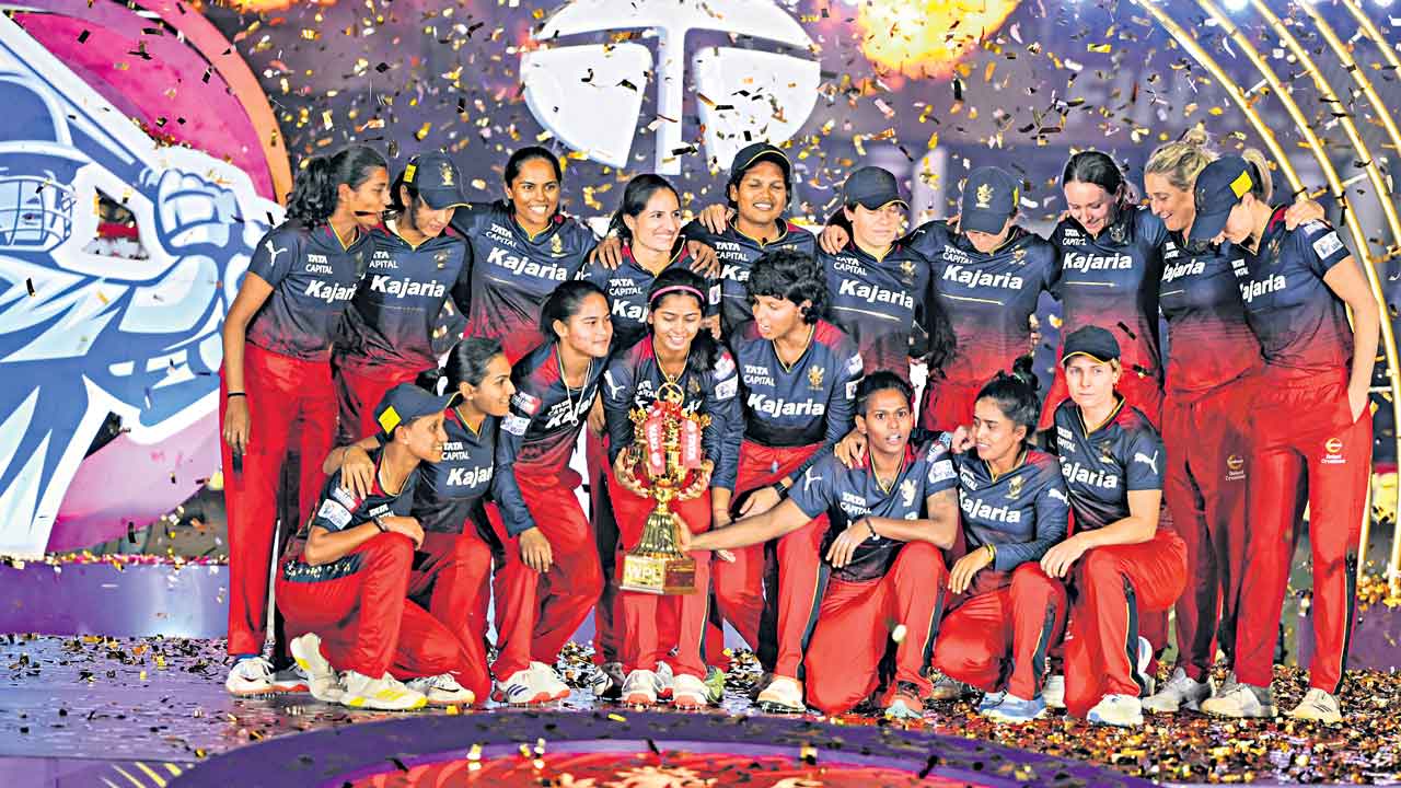 WPL |  నెరవేరిన కల.. తొలిసారి డబ్ల్యూపీఎల్‌ టైటిల్‌ ఆర్సీబీ సొంతం