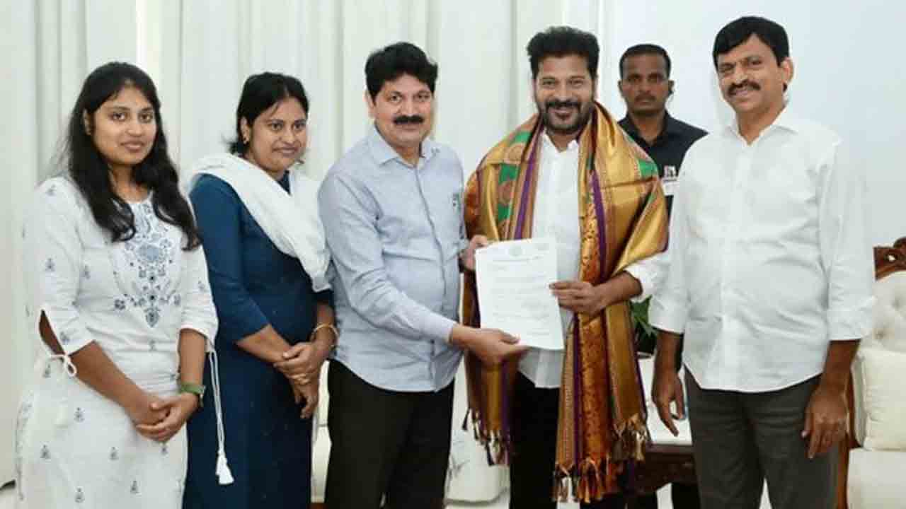 సీఎంను కలిసిన పలువురు ప్రజాప్రతినిధులు