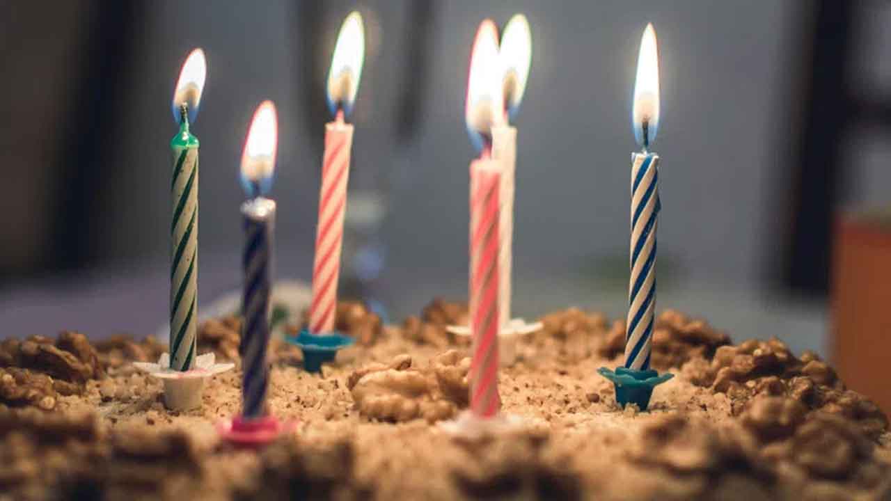 ఠాణాలో రౌడీ షీటర్‌ జన్మదిన వేడుకలు