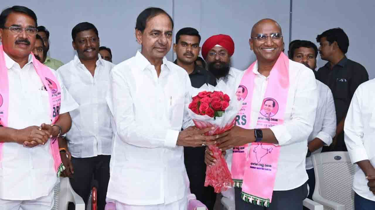 RS Praveen Kumar | బీఆర్ఎస్‌లో చేరిన ఆర్ఎస్పీ.. గులాబీ కండువా క‌ప్పి ఆహ్వానించిన కేసీఆర్