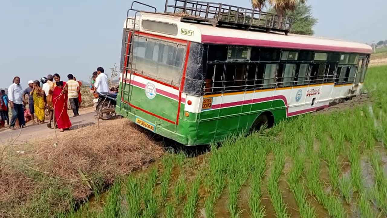 RTC bus | విరిగిన స్టీరింగ్‌ రాడ్‌.. పంట పొలాల్లోకి దూసుకెళ్లిన ఆర్టీసీ బస్సు
