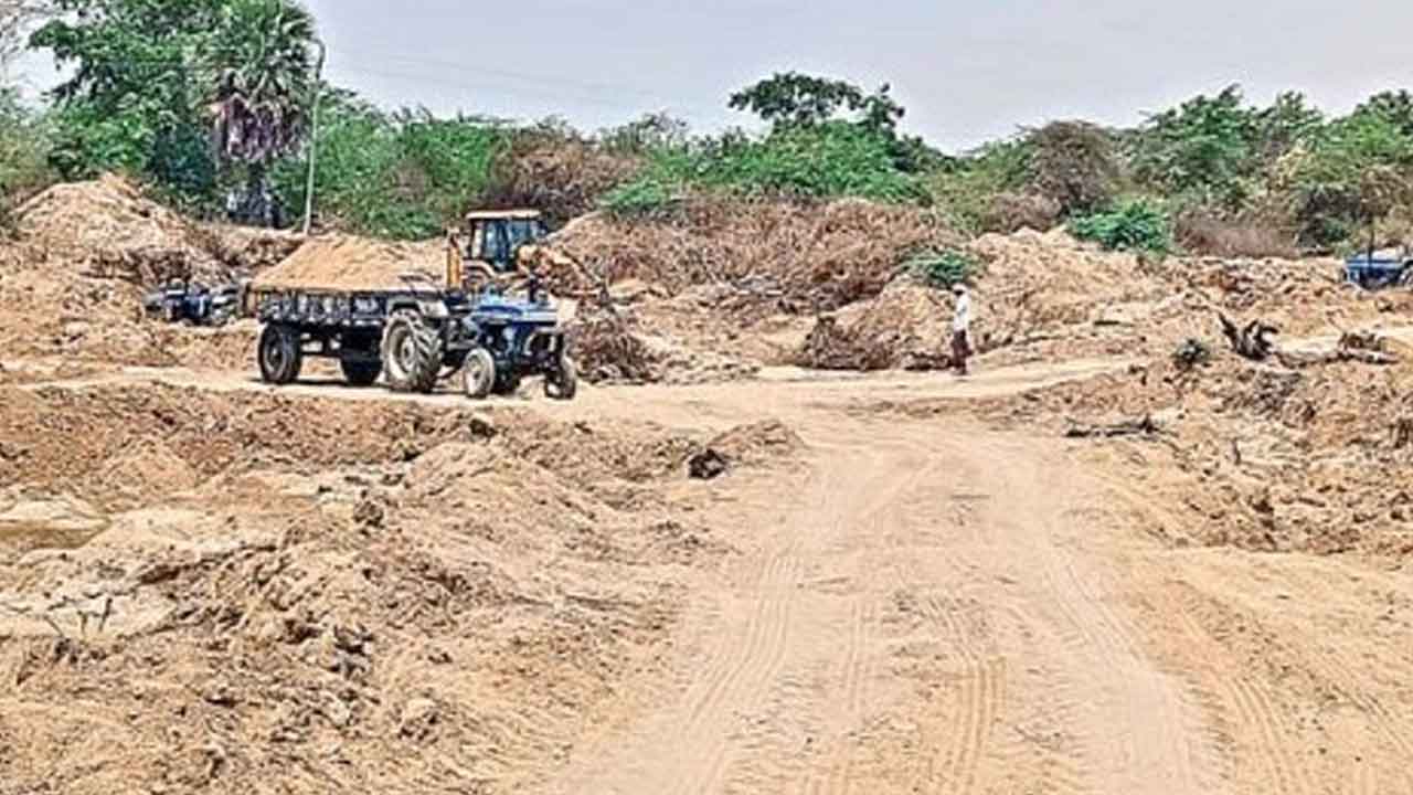 Warangal | పట్టపగలే ఇసుక అక్రమ రవాణా.. పట్టించుకోని అధికారులు