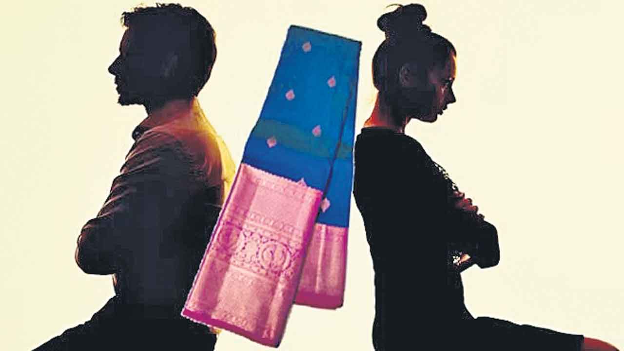 Saree | కాపురంలో చీర చిచ్చు.. విడాకుల దాకా వెళ్లిన చీరల లొల్లి