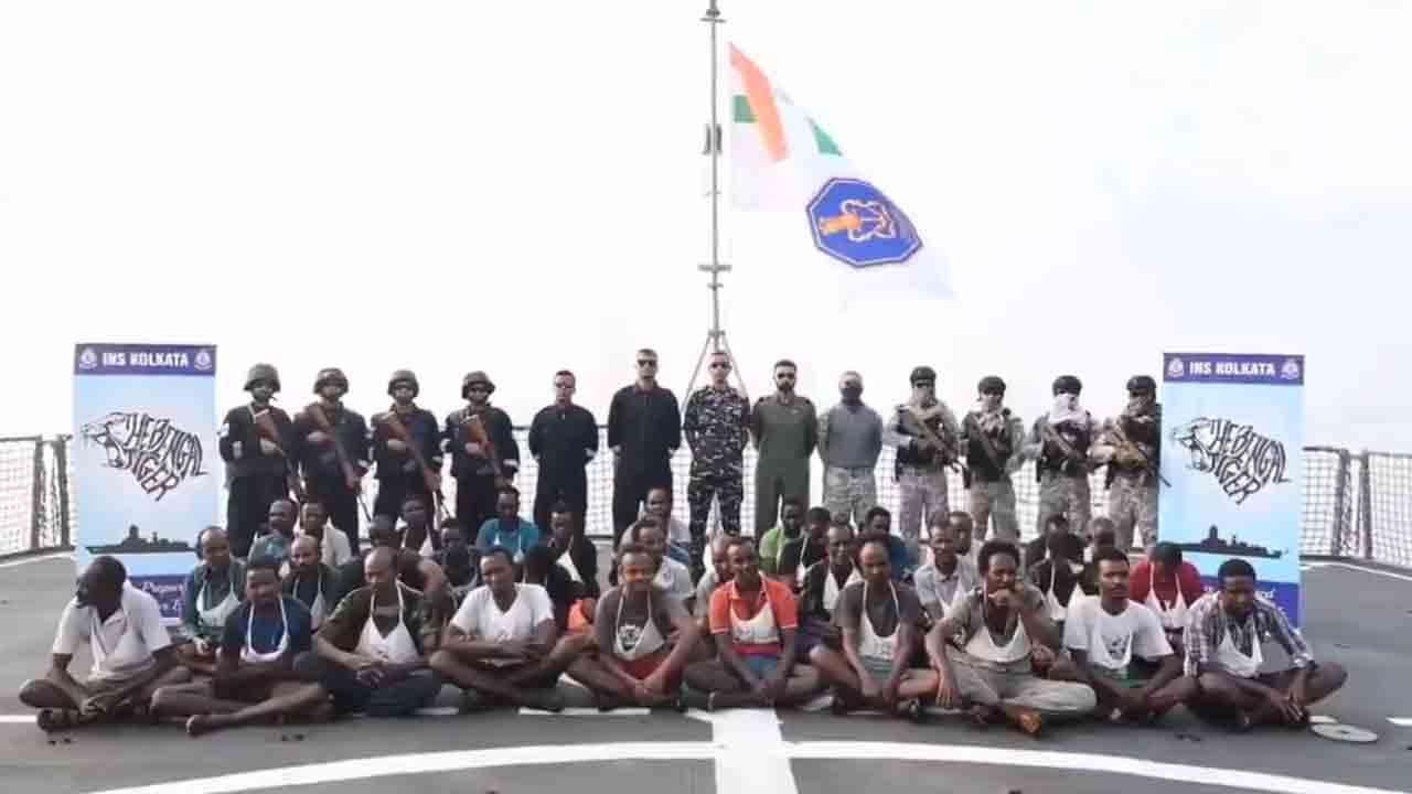 Somali sea pirates | ఆ 35 మంది సముద్రపు దొంగలను పోలీసులకు అప్పగించిన భారత నేవీ