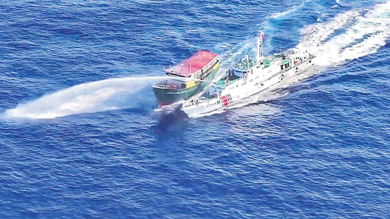 ఫిలిప్పీన్స్‌ నౌకపై చైనా దాడి