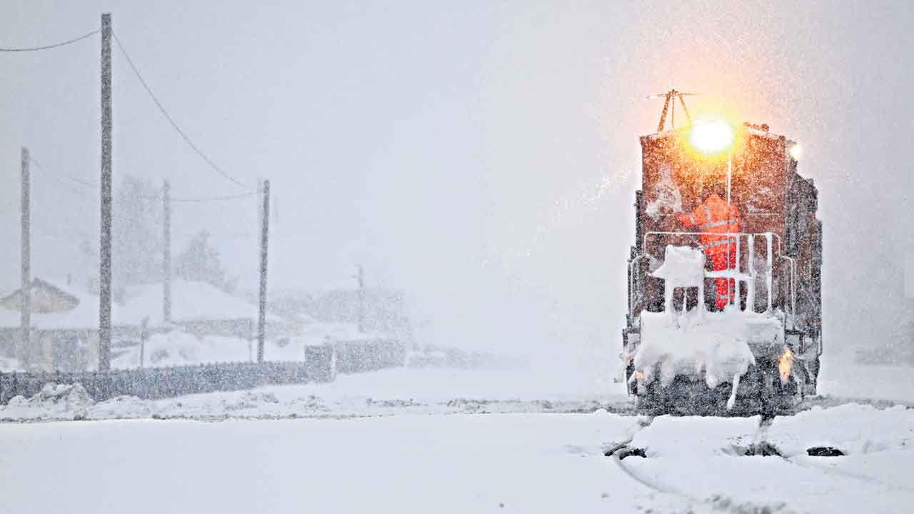 Heavy snow fall | అమెరికాలో భారీ మంచు తుఫాన్‌