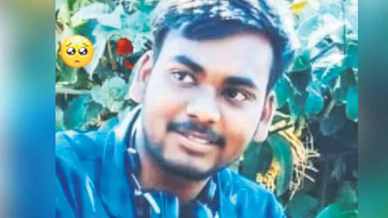 తల్లి కండ్ల ముందే..