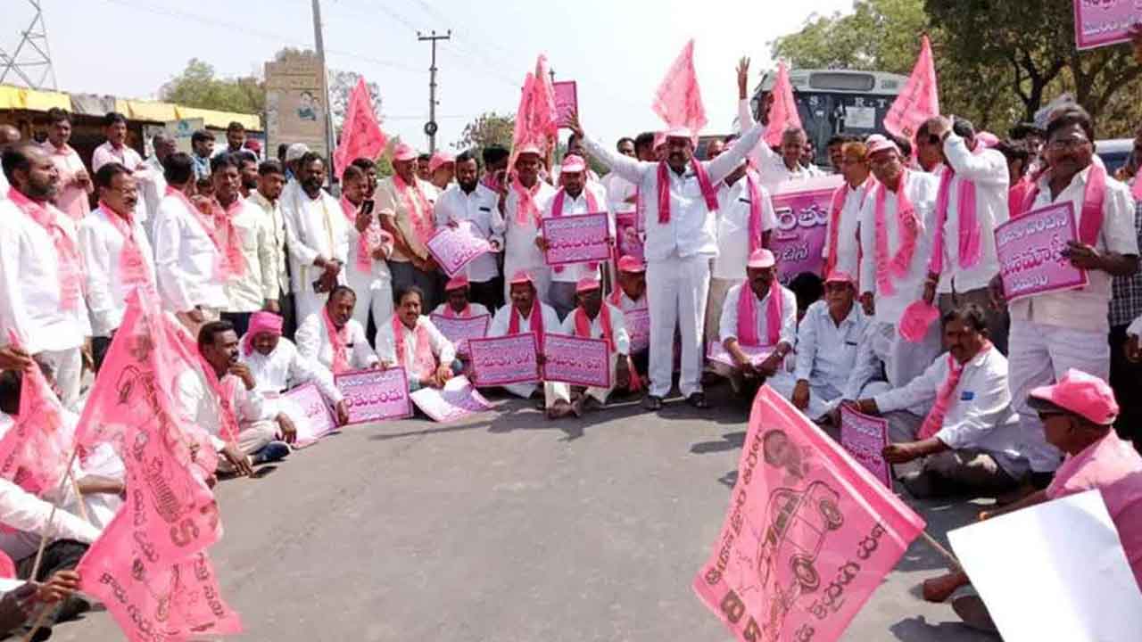 రోడ్డెక్కిన సోయా రైతులు