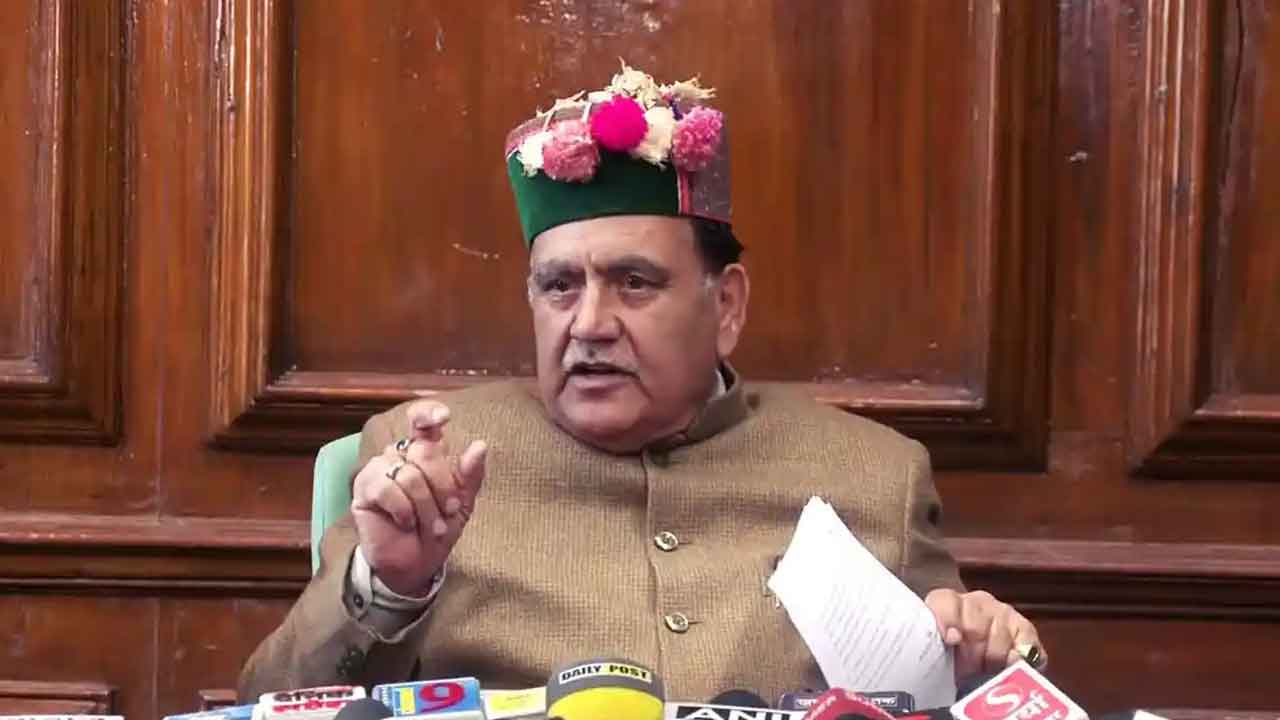 ఆరుగురు కాంగ్రెస్‌ ఎమ్మెల్యేలపై అనర్హత వేటు