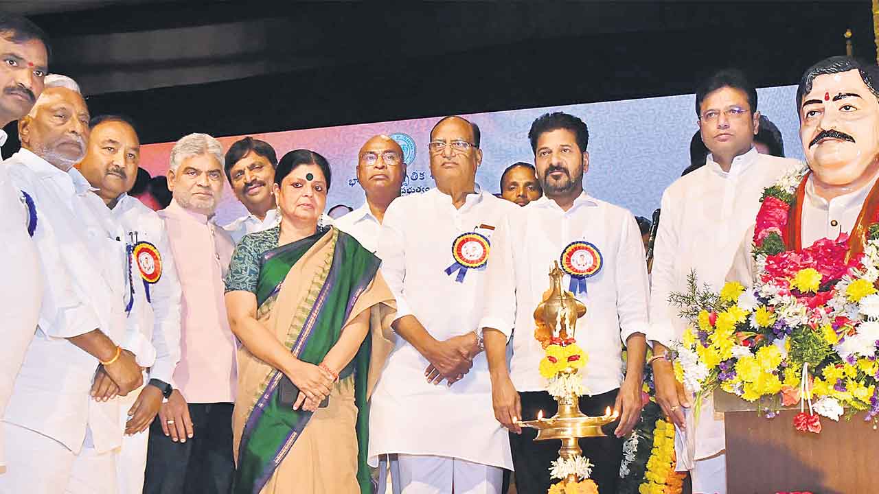 ట్యాంక్‌బండ్‌పై ప్రముఖుల విగ్రహాలు