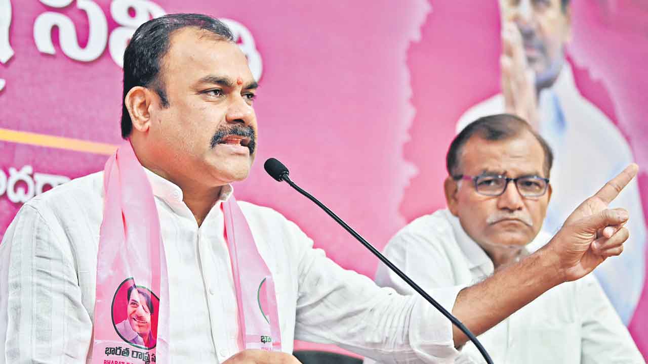 ఎంపీలు దొంగలైతే.. మీరెలా చేర్చుకున్నారు?