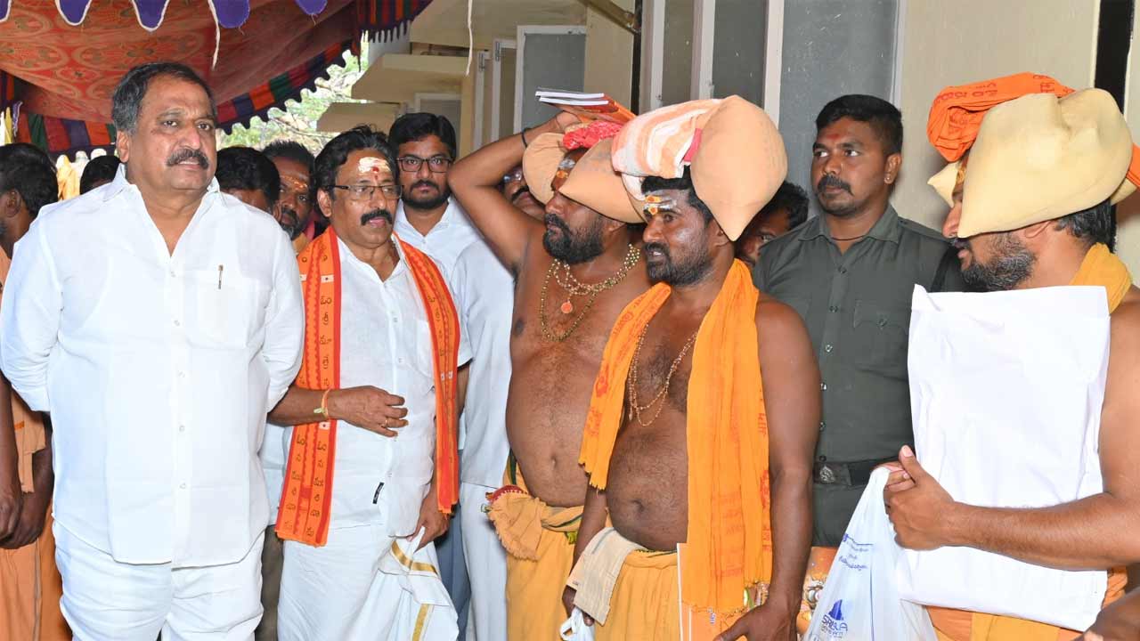 Srisailam | పాదయాత్ర భక్తులకు అండగా శ్రీశైలం ఎమ్మెల్యే..  మహాశివరాత్రి ఏర్పాట్ల పరిశీలన