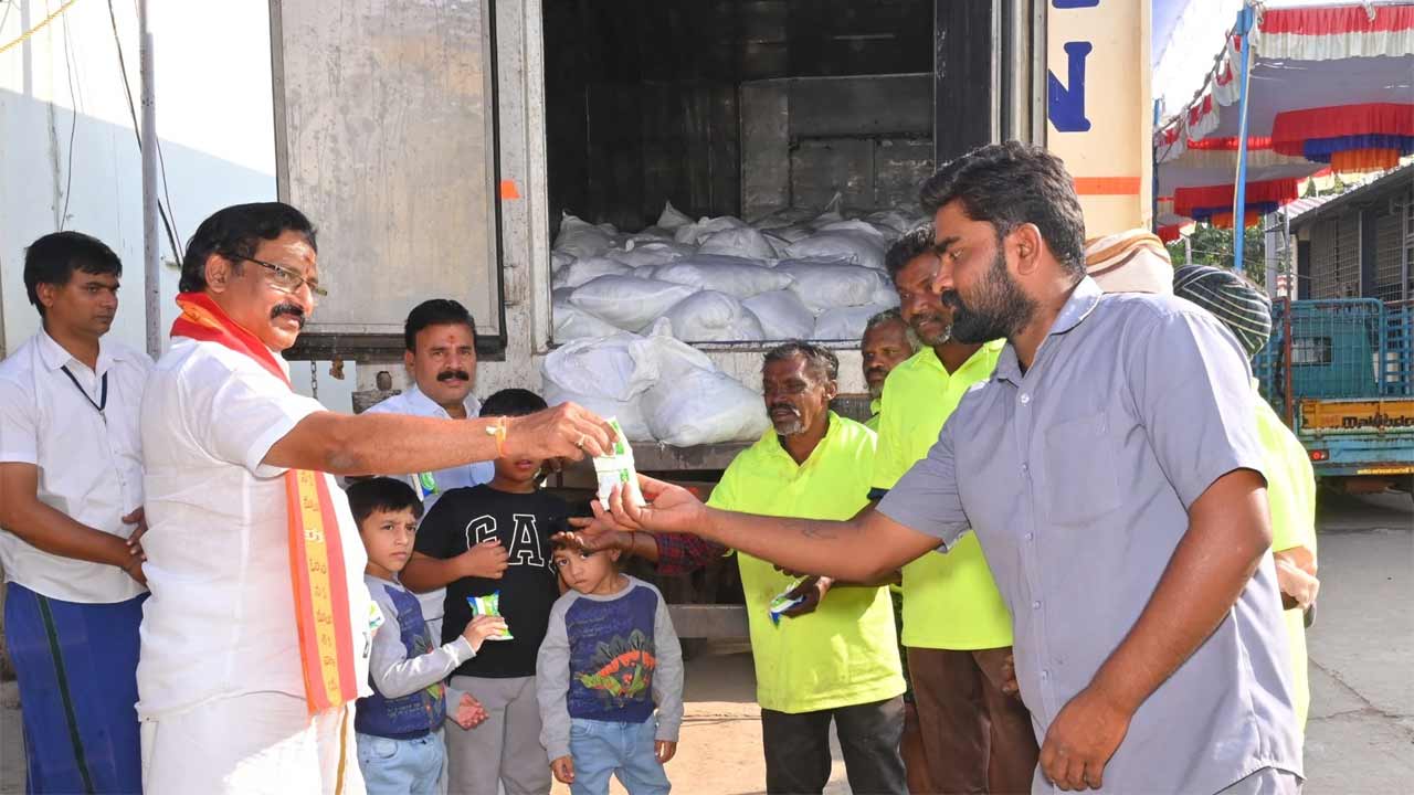 Srisailam | శ్రీశైలం వచ్చే భక్తుల కోసం లక్ష మజ్జిగ ప్యాకెట్ల విరాళం