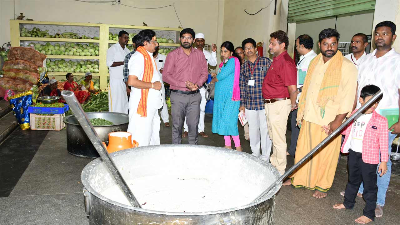 Srisailam | శ్రీశైలం వచ్చే భక్తులకు మెరుగైన సౌకర్యాలు కల్పించండి.. జేసీ ఆదేశాలు