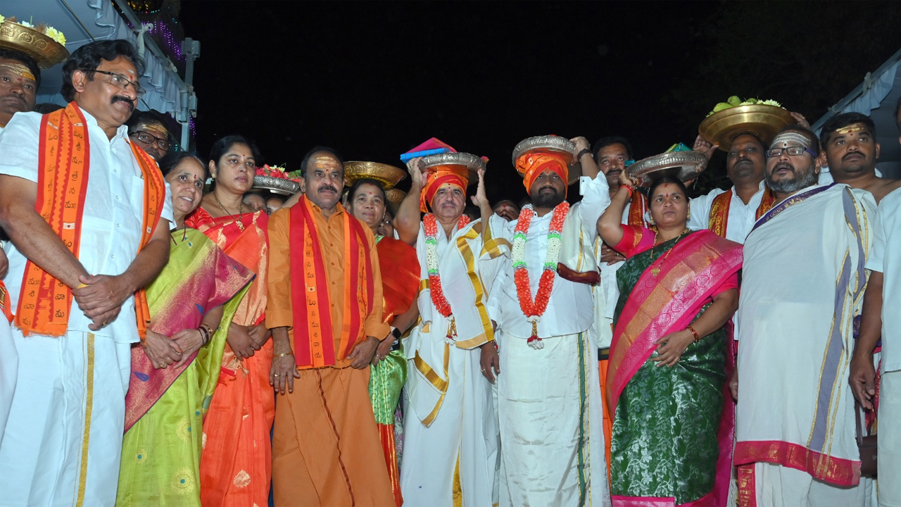 Srisailam | శ్రీశైలం మల్లన్నకు ఇంద్రకీలాద్రి దేవస్థానం పట్టువస్త్రాలు