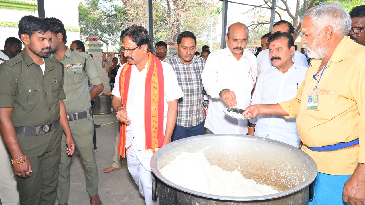 Srisailam | భక్తులకు చిత్తశుద్ధితో సేవలందించాలి : శ్రీశైల ఈవో