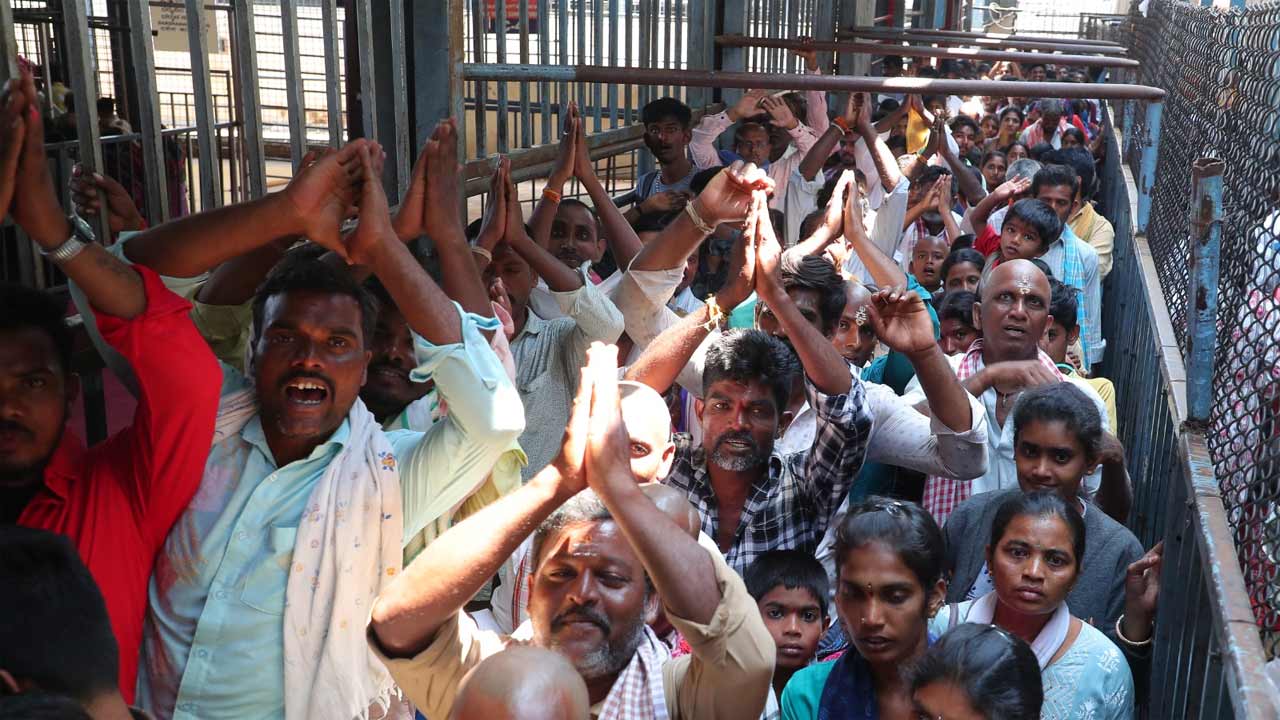 Srisailam | శివరాత్రికి శ్రీశైలం తరలివచ్చిన భక్తజనం.. యాత్రికులకు తప్పని కష్టాలు